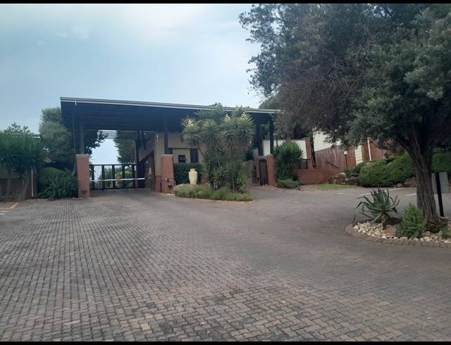 2 BEDROOM TOWNHOUSE FOR SALE IN GLENVISTA